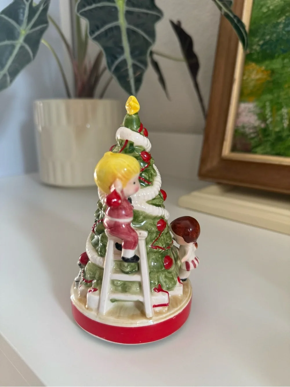 Vintage Joan Walsh Anglund Sankyo Ceramic Christmas Tree Figurine Music Box